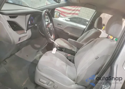 2016 Toyota Sienna Le z USA, uszkodzony, nr VIN 5TDKK3DC0GS755875